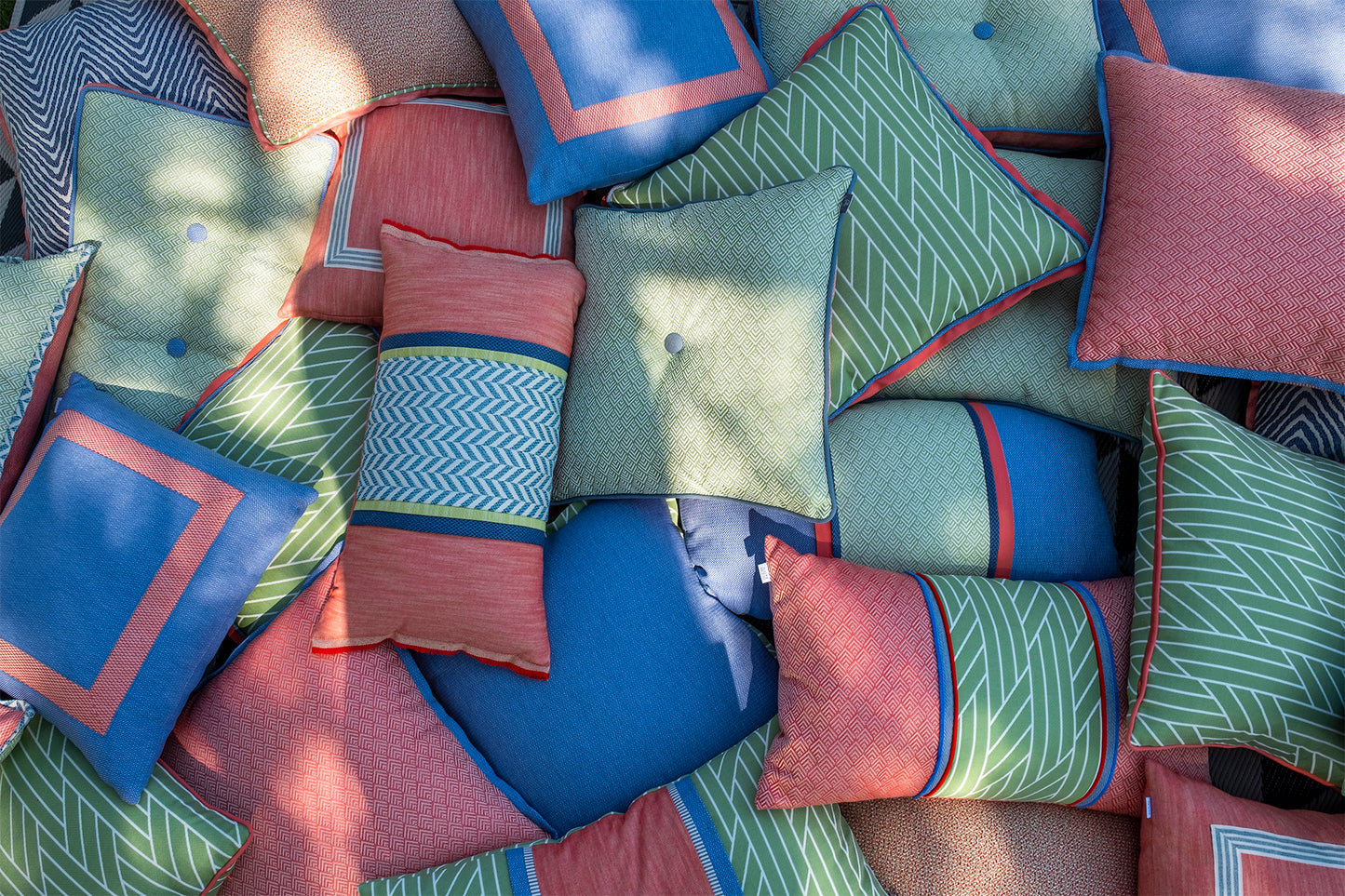 BUTTONED RUBBER PATTERNED DOUBLE FACED DECORATIVE PILLOW