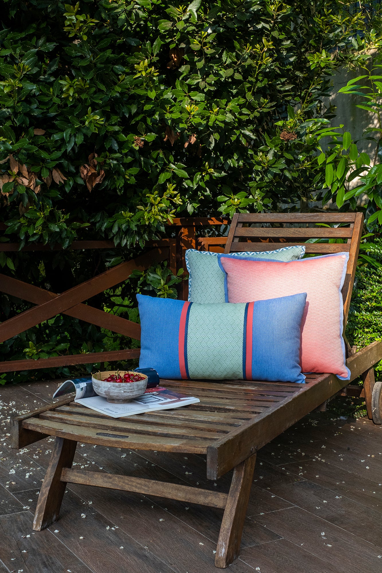 KENDİNDEN DESENLİ BİYELİ ÇİFT YÜZLÜ DEKORATİF YASTIK