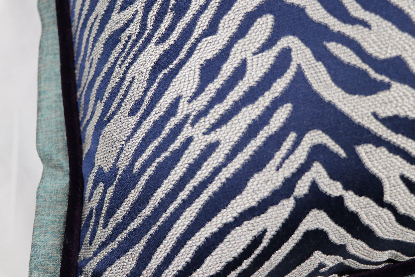 ZEBRA DESENLİ,BİYELİ DEKORATİF YASTIK
