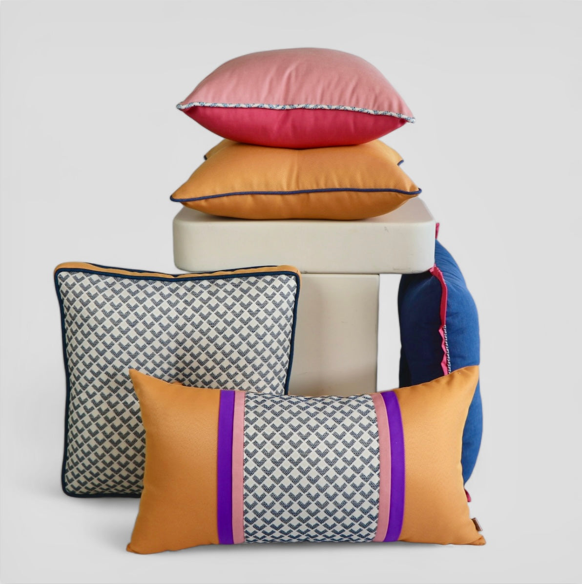 GEOMETRİK DESENLİ DEKORATİF YASTIK