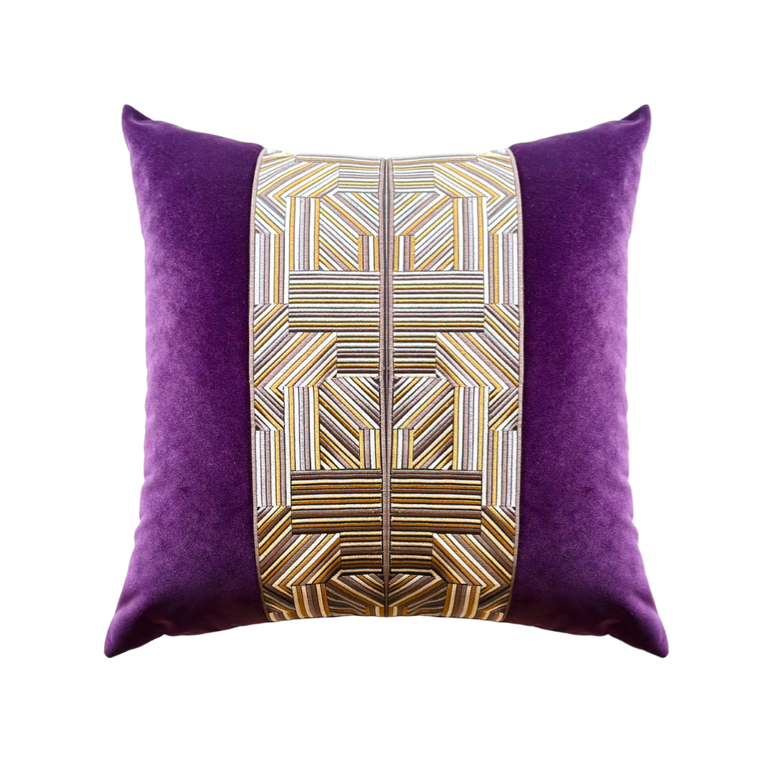 ORTASI GEOMETRİK DESENLİ BANTLI KARE YASTIK