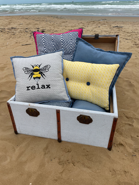 BUTTONED PILLOW WİTH BORDER DETAİL